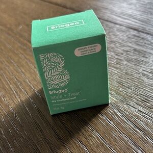 NIB Briogeo Style + Treat Dry Shampoo Puff